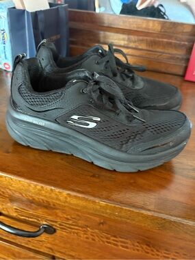 Skechers Relaxed Fit D'Lux Walker Infinite Motion Black Trainers Women's 8